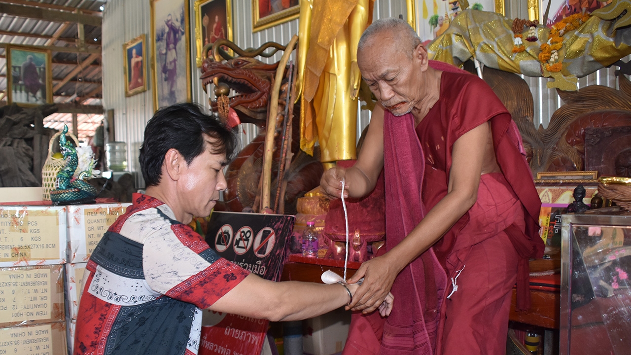 2 ตลกชื่อดัง มาไหว้ขอพร "พระเงิน พระทอง" ไม่ลืม "เลขเด็ด" เสี่ยงโชค