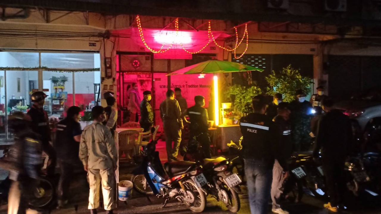 เชียงรายบูรณาการออกตรวจสถานบันเทิง ร้านนวด ป้องกันโควิด อ.แม่สาย