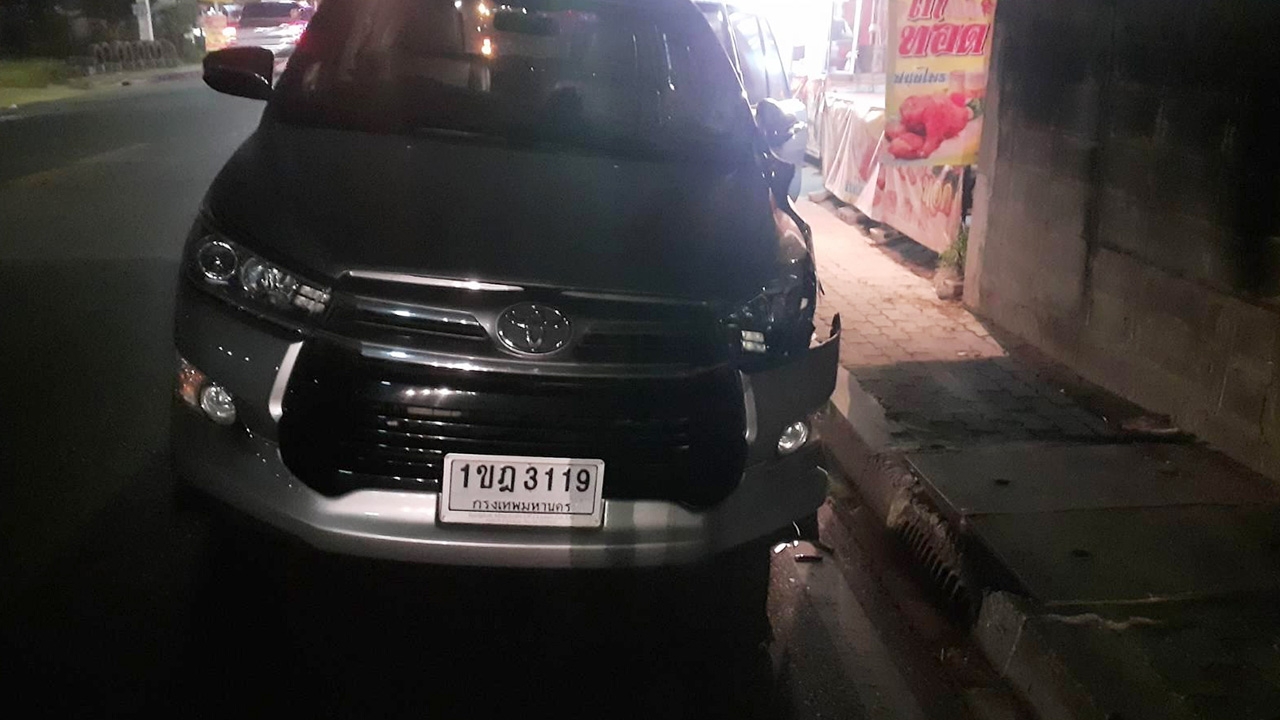 หนุ่มซิ่งรถแวนไปรับนาย ไม่เห็นพระเดินบิณฑบาต เสยกระเด็นมรณภาพคาถนน