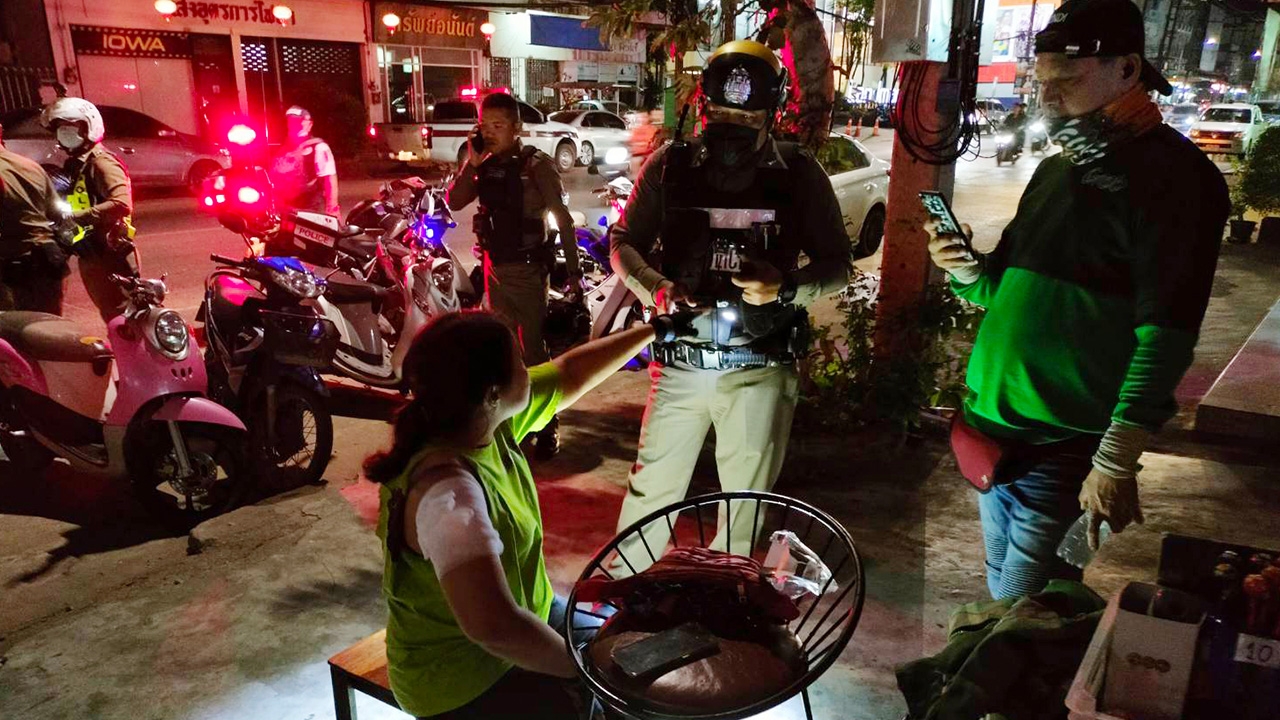 ผวามือมีดปริศนาแทงสาวแกร็บฟู้ดอุดรฯ ตอนติดไฟแดง หวั่นเลียนแบบไอ้คลั่ง