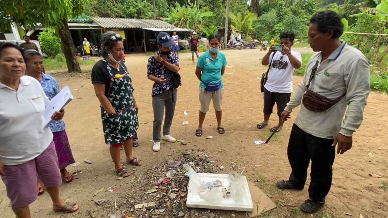 ห่อกระดูกผีบนหลังคา เก็บรวม 2 เข่ง ผวาทั้งชุมชนที่ตรัง เกรงเจอมนตร์ดำ 