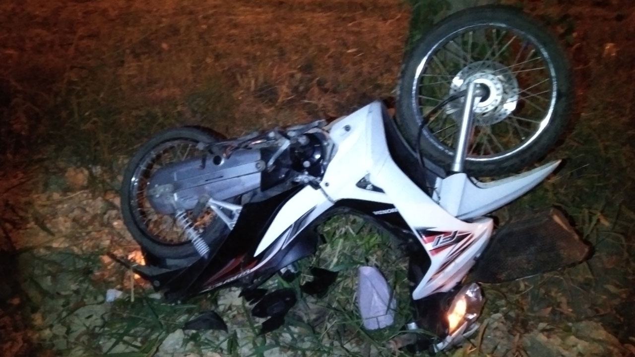 วัยรุ่นหัก จยย.หลบสุนัขเสียหลักถูกรถเก๋งชน ตาย 1 สาหัส 1 คู่กรณีหลบหนี