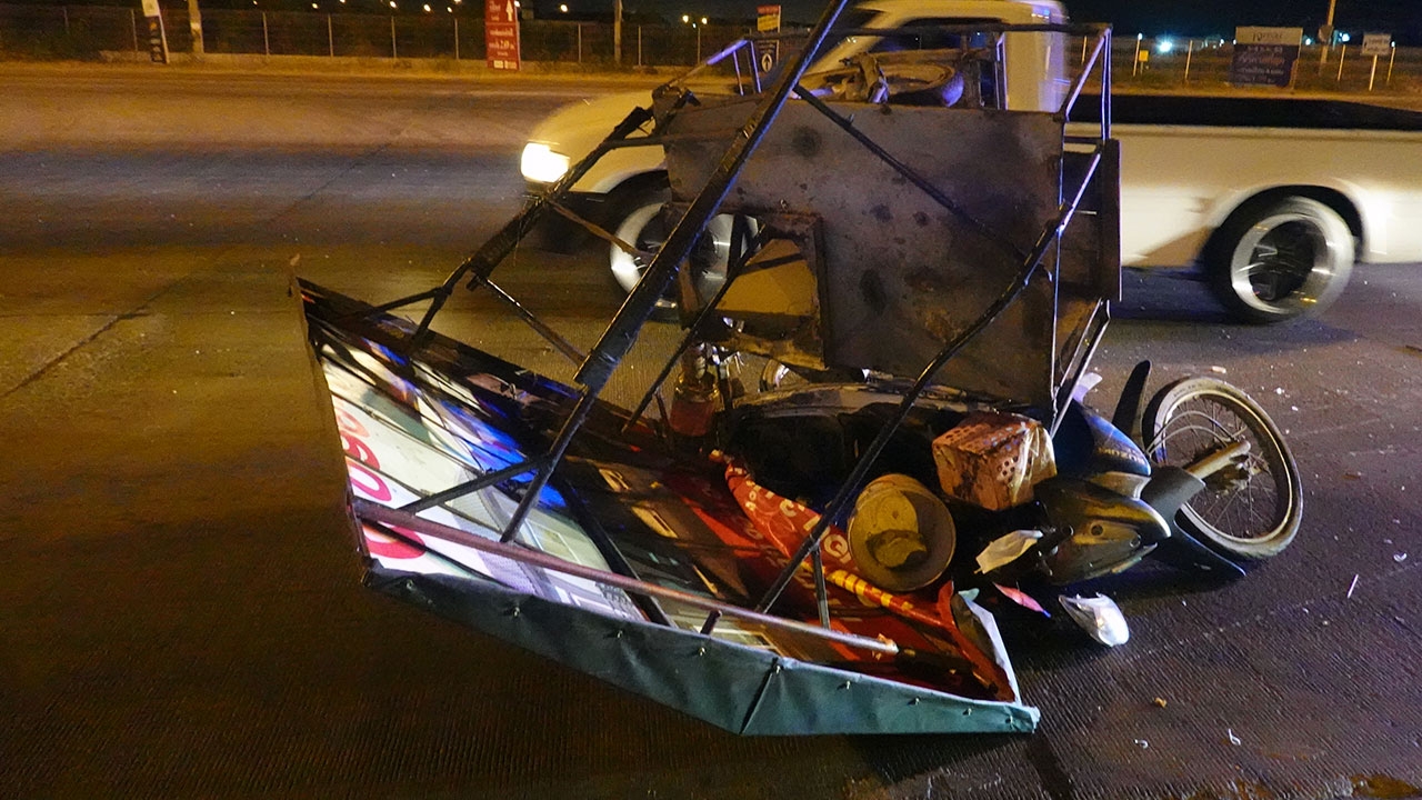 พ่วง 18 ล้อ เฉี่ยวชน จยย.พ่วงข้างคว่ำ หนุ่มคนขับกระเด็นดับคาที่