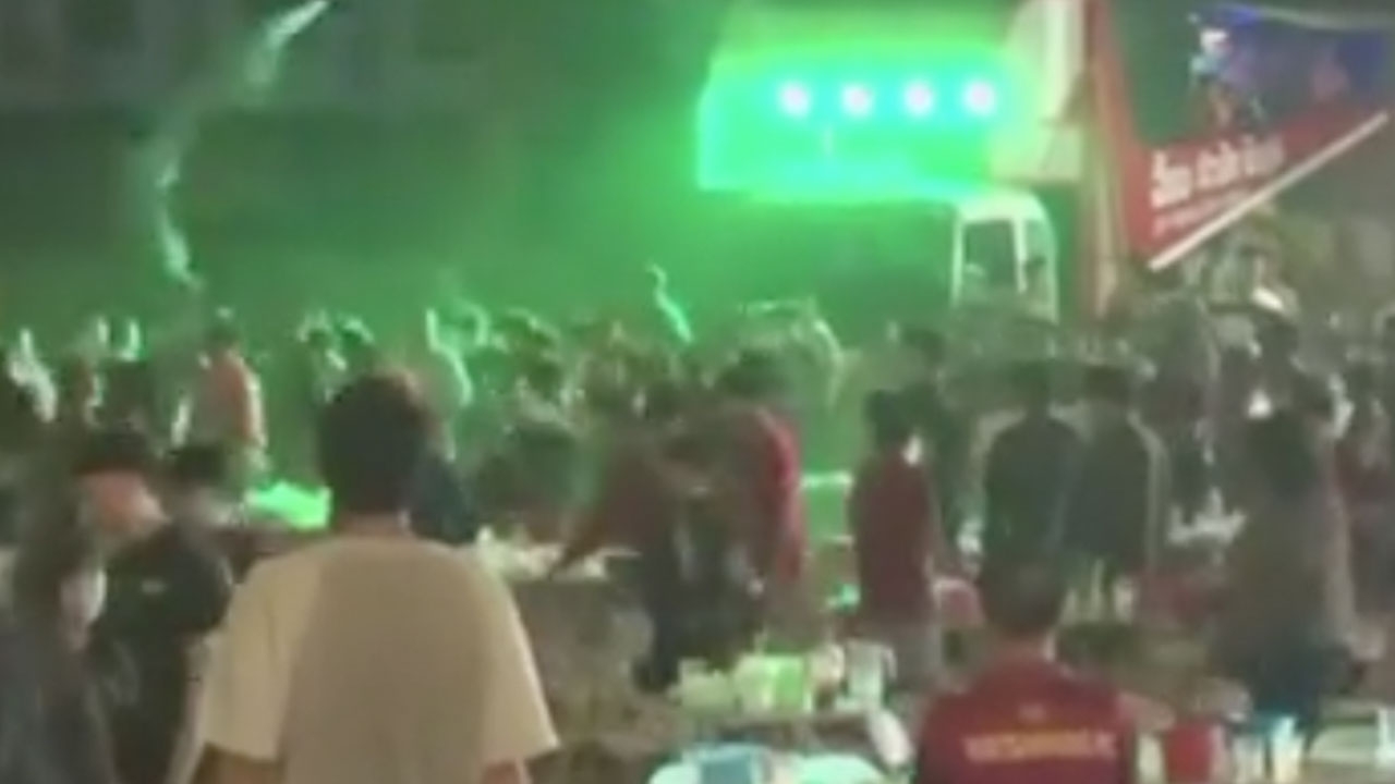 เปิดศึกหน้ารถแห่ โจ๋กำแพงฯเดือด ซัดกันยับคางานงิ้ว เจ็บนับ 10 ราย