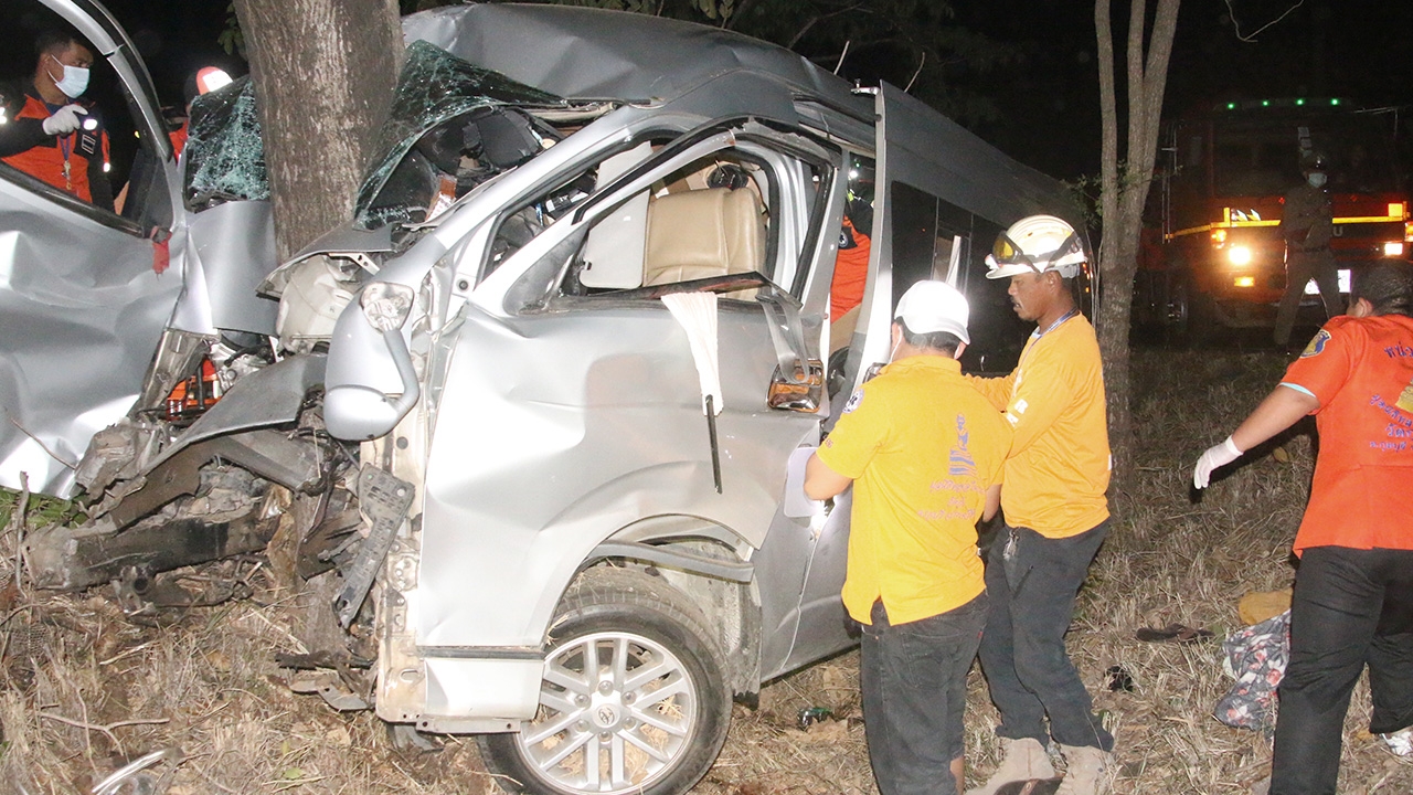 รถตู้ครอบครัว ลงร่องกลางชนต้นไม้ยับที่กุยบุรี ดับ 3 เจ็บ 7 คาดคนขับวูบ