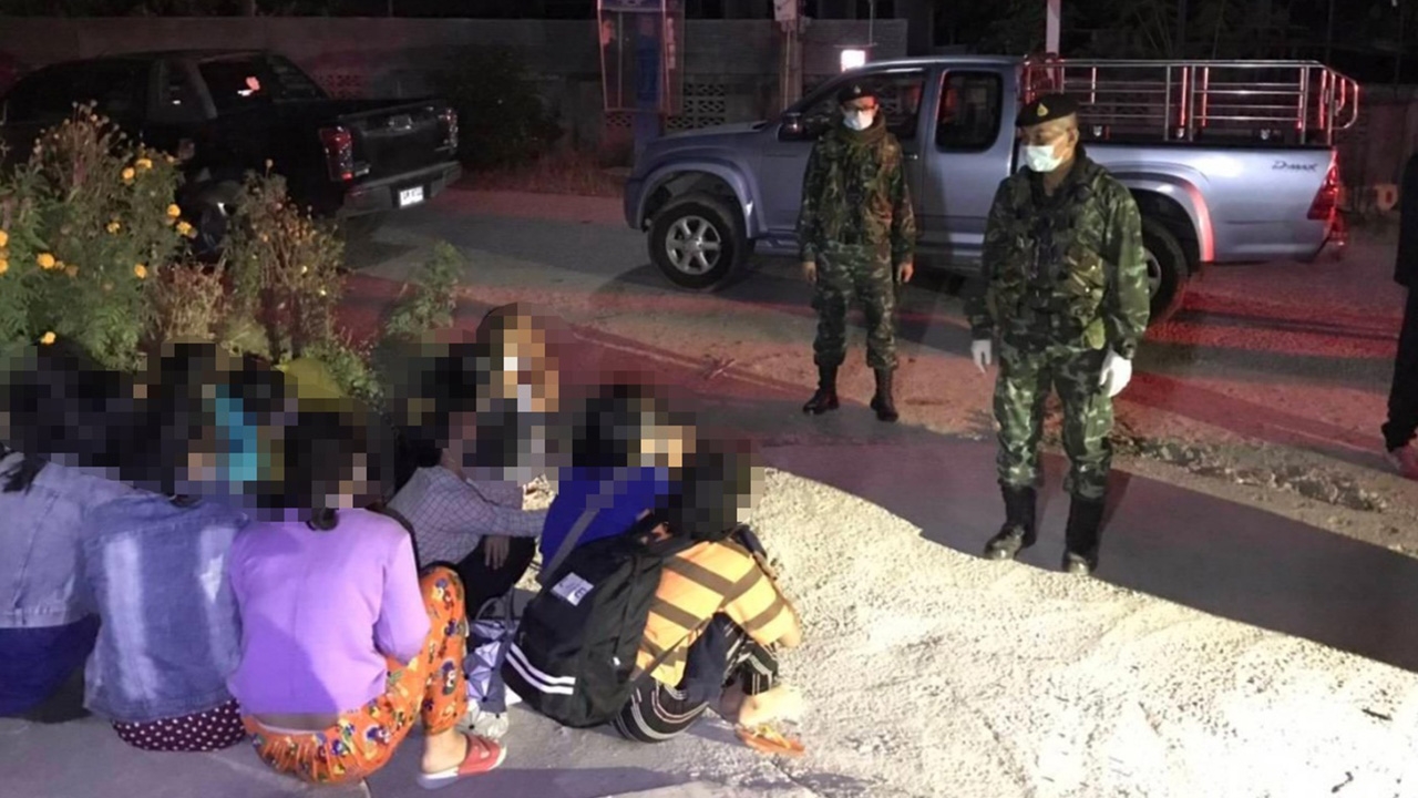 ทหารชายแดนแม่สอด เฝ้าเข้มงวดจับ 11 ต่างด้าวแอบเข้าไทยหนีโควิดฝั่งเมียนมา