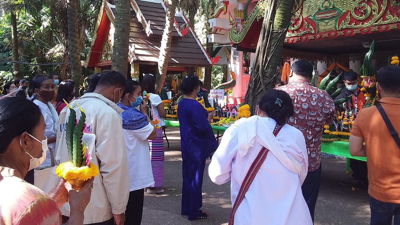 คอหวยไหว้ขอพรพ่อปู่ศรีสุทโธ แน่นคำชะโนด ยิ้มหวานเห็น "เลขเด็ด" อ่างน้ำมนต์ (คลิป)