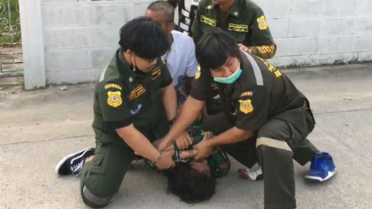 "ลูกทรพี" สุดคลั่ง ลากแป๊ปเหล็กตีพ่อตาย ตำรวจ-กู้ภัยเข้าชาร์จระทึก