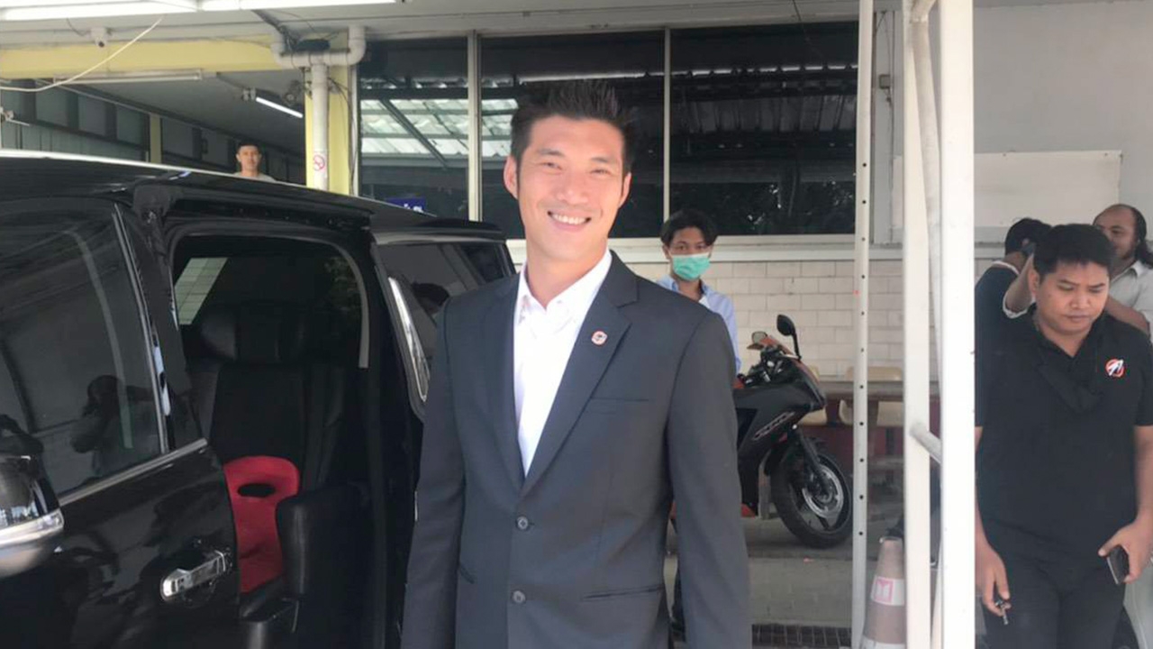ธนาธร มา สน.พหลฯ รับทราบข้อหา ผิด พ.ร.ก.ฉุกเฉิน ร่วมชุมนุมห้าแยกลาดพร้าว