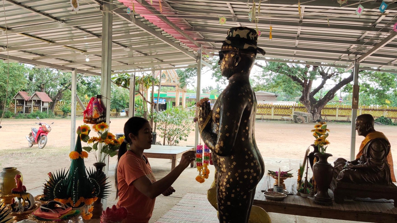 คอหวยเฮ เผย "เลขเด็ด" ล้วงจากไหมงคล "ไอ้ไข่" วัดบุรีรัมย์