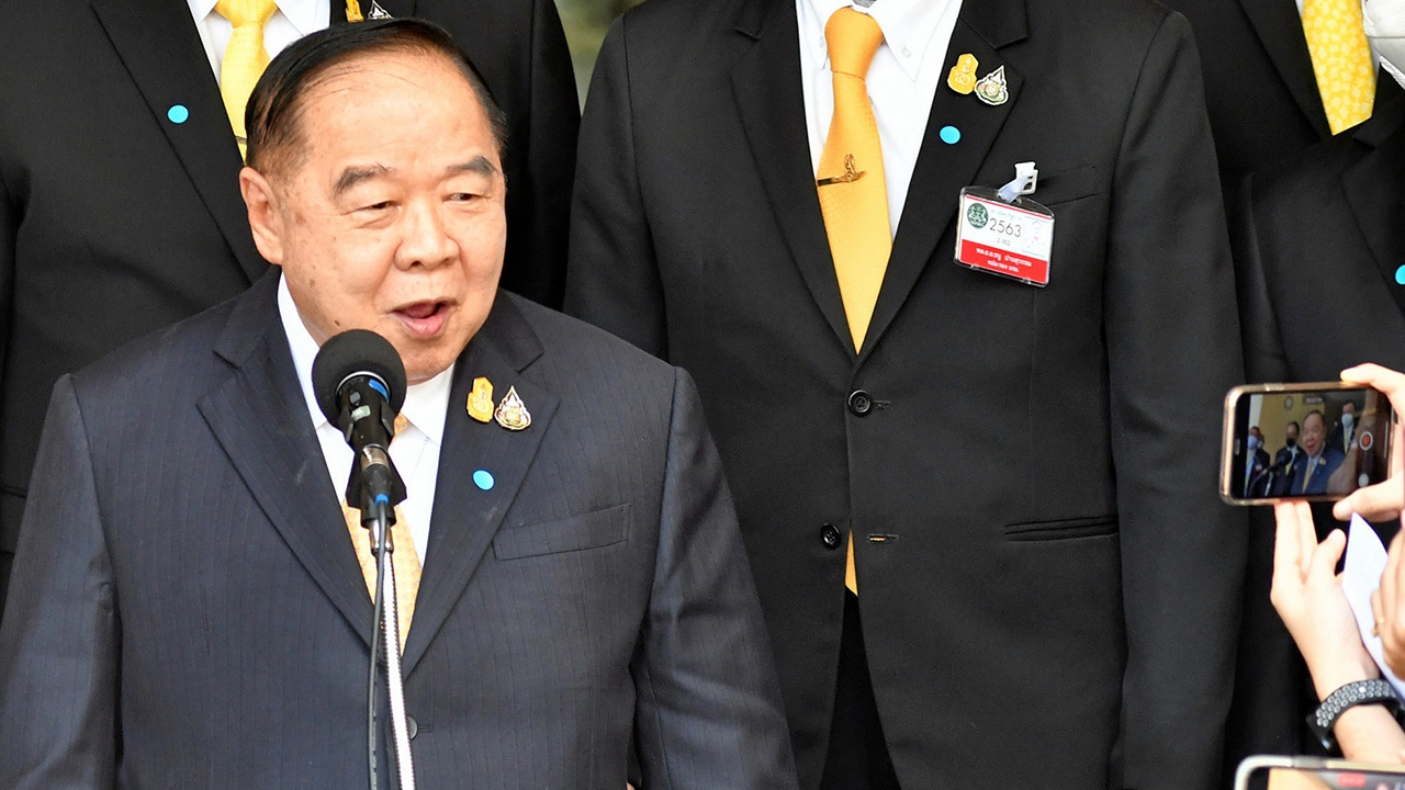 “ประวิตร” โยนให้เป็นเรื่องของกฎหมาย หลังม็อบใช้สัญลักษณ์คล้ายค้อนเคียว