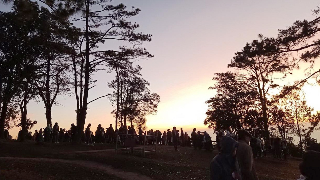 เลยหนาวสะท้าน ภูเรือเหลือ 8 องศาฯ ส่วนนครพนมคนแห่ลงเรือเที่ยวชม 2 ฝั่งโขง