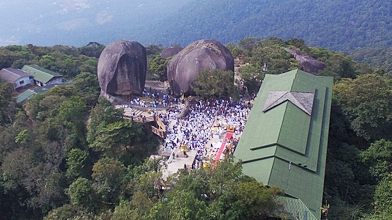 'เขาคิชฌกูฏ' หวั่นโควิด เข้มนักแสวงบุญขึ้นกราบ ให้จองผ่านแอป QUEQ