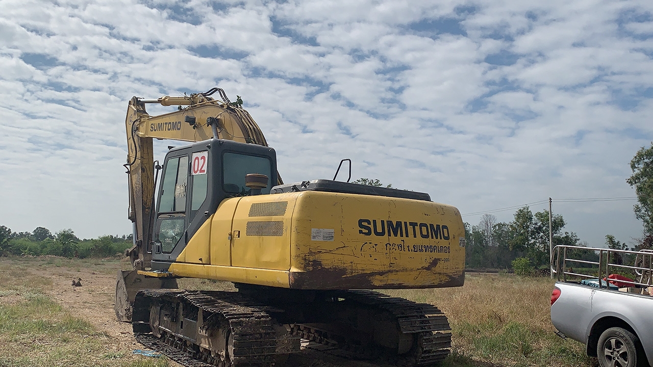 ตร.หนองเสือตั้ง 5 ข้อหา คนขับรถแบ็กโฮคลั่งยาเอามือตักปัดรถตำรวจตกน้ำ