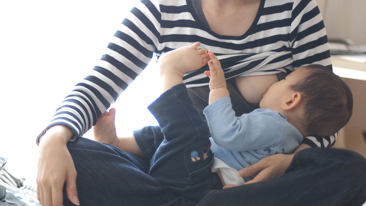 กรมอนามัย แนะลูกดูดนมแม่เป็นประจำ สร้างภูมิคุ้มกัน ช่วยคลายหนาว