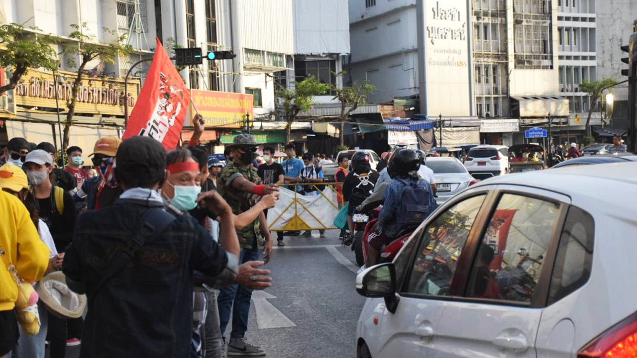 คณะราษฎรฝั่งธนบุรี ร่วมชุมนุม "ม็อบ6ธันวา" ที่วงเวียนใหญ่ ปิดถนนบางส่วน