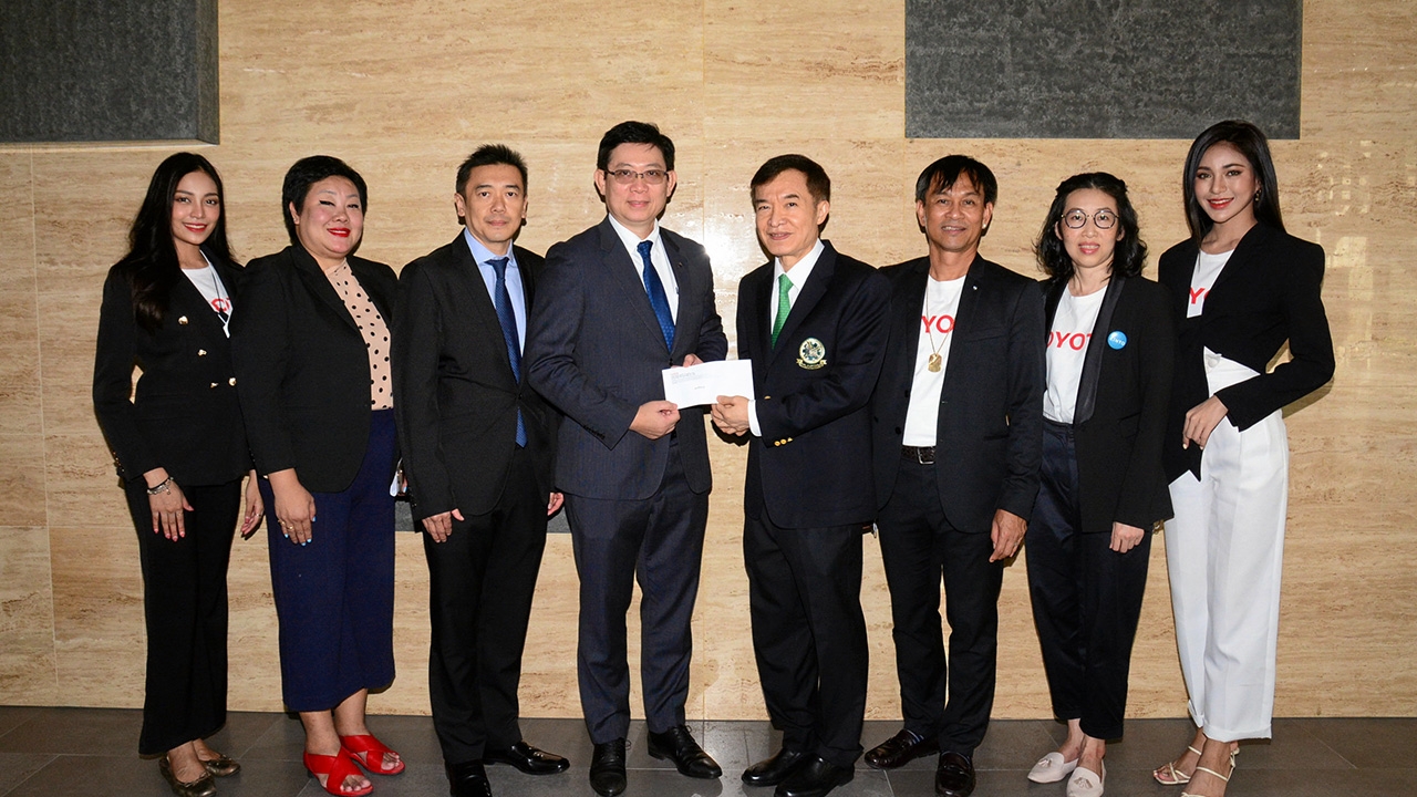 "สุรศักดิ์ สุทองวัน" จากโตโยต้า มอเตอร์ ประเทศไทย มอบเงินสมทบทุนมูลนิธิไทยรัฐ