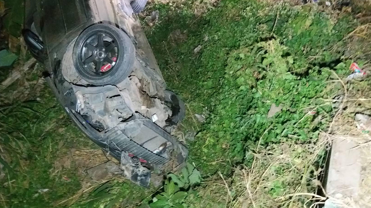 สาวเชียงรายยืมเก๋งเพื่อนมาขับ แหกโค้งชนต้นไม้ รถทับร่างดับคาที่