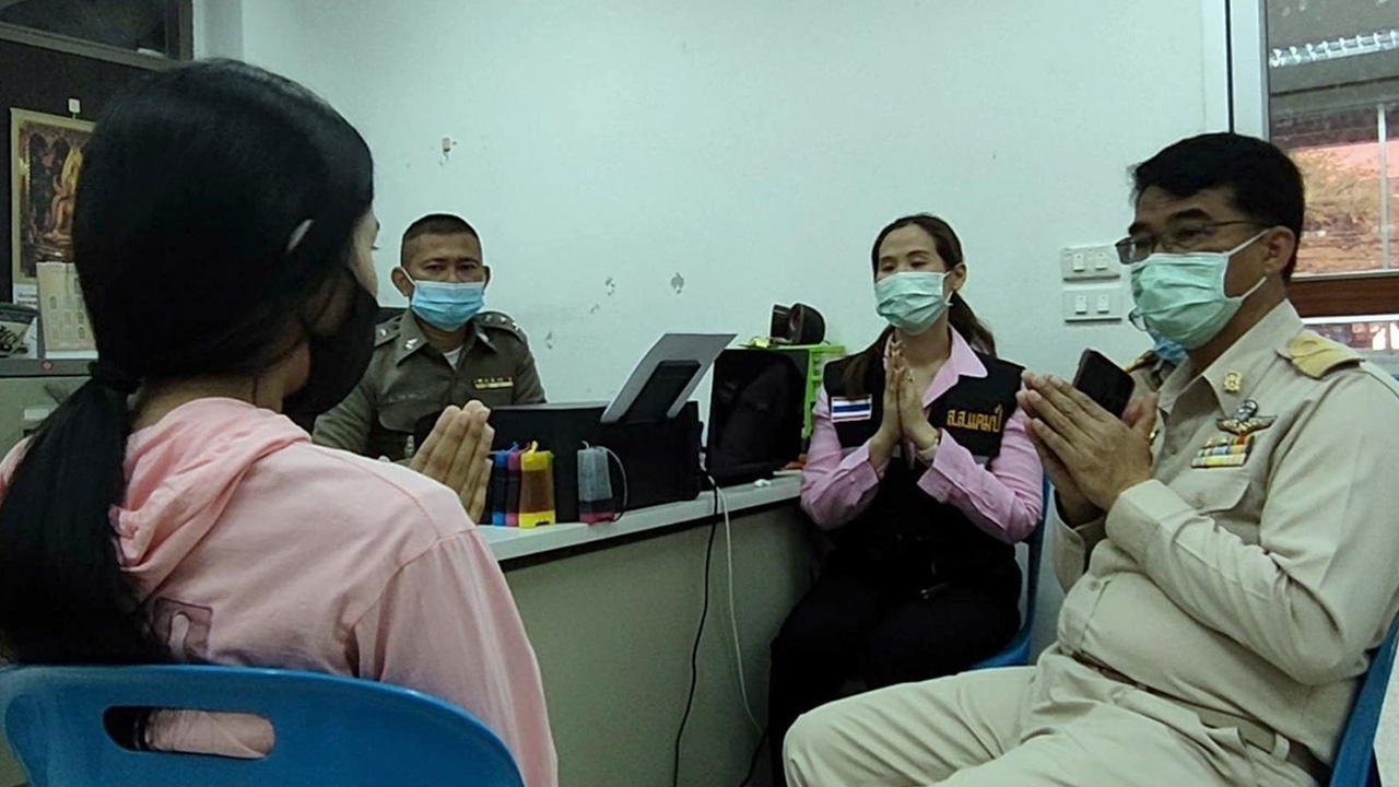 สาวมือโพสต์เด็กนักเรียนติดโควิด-19 โผล่มอบตัว ไหว้ขอโทษ รู้สึกผิด