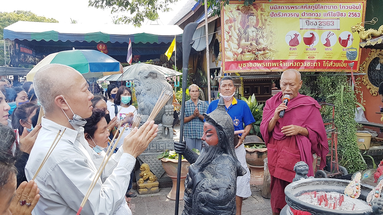 เสี่ยโรงงานด้าย นำ "เทพเจ้ากวนอู" ถวายวัดดัง คอหวยรุมส่อง "เลขเด็ด"