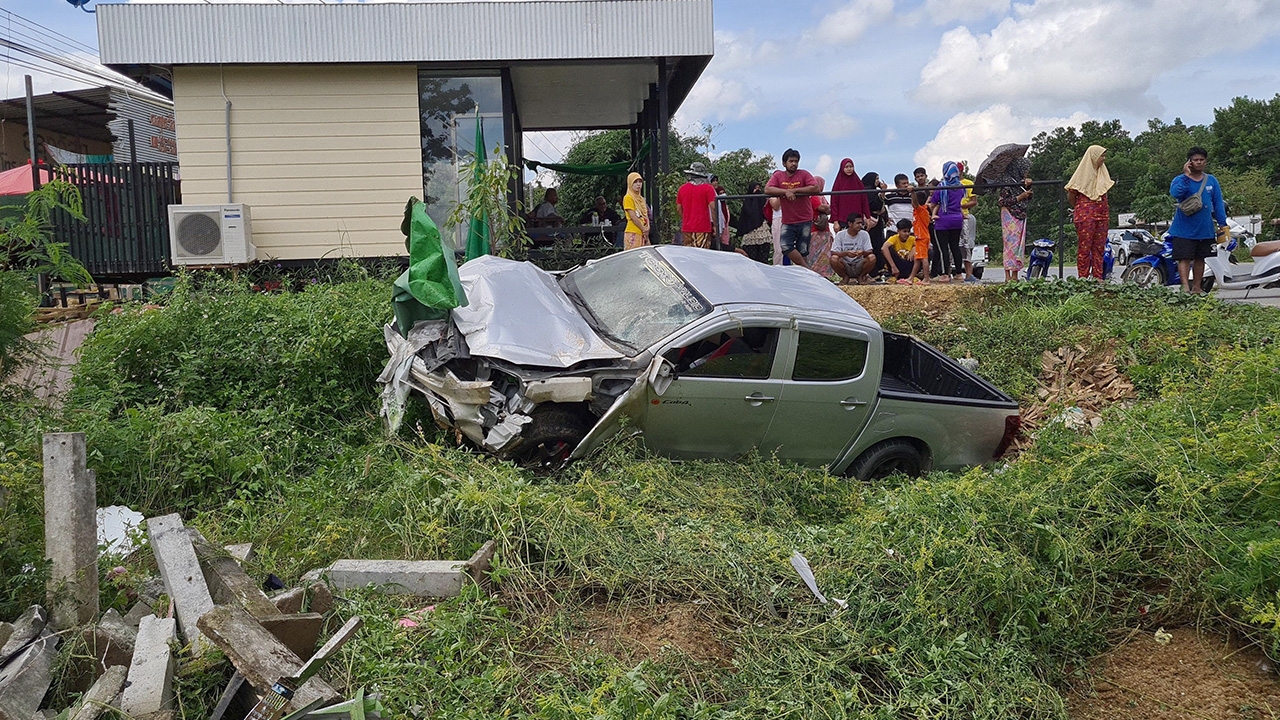 หนุ่ม 41 ขับกระบะเกิดวูบพุ่งชนร้านชาริมถนนที่สงขลากระจุย เจ็บ 5 ราย