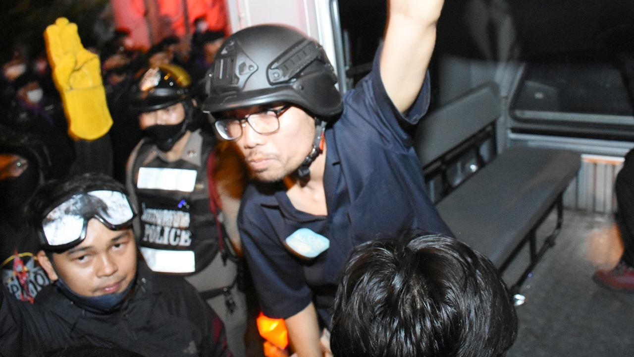 ตร.ปล่อยตัว "โตโต้" พร้อมการ์ดอาสา "วีโว่" 19 คน หลังคุมตัว 7.30 ชม.