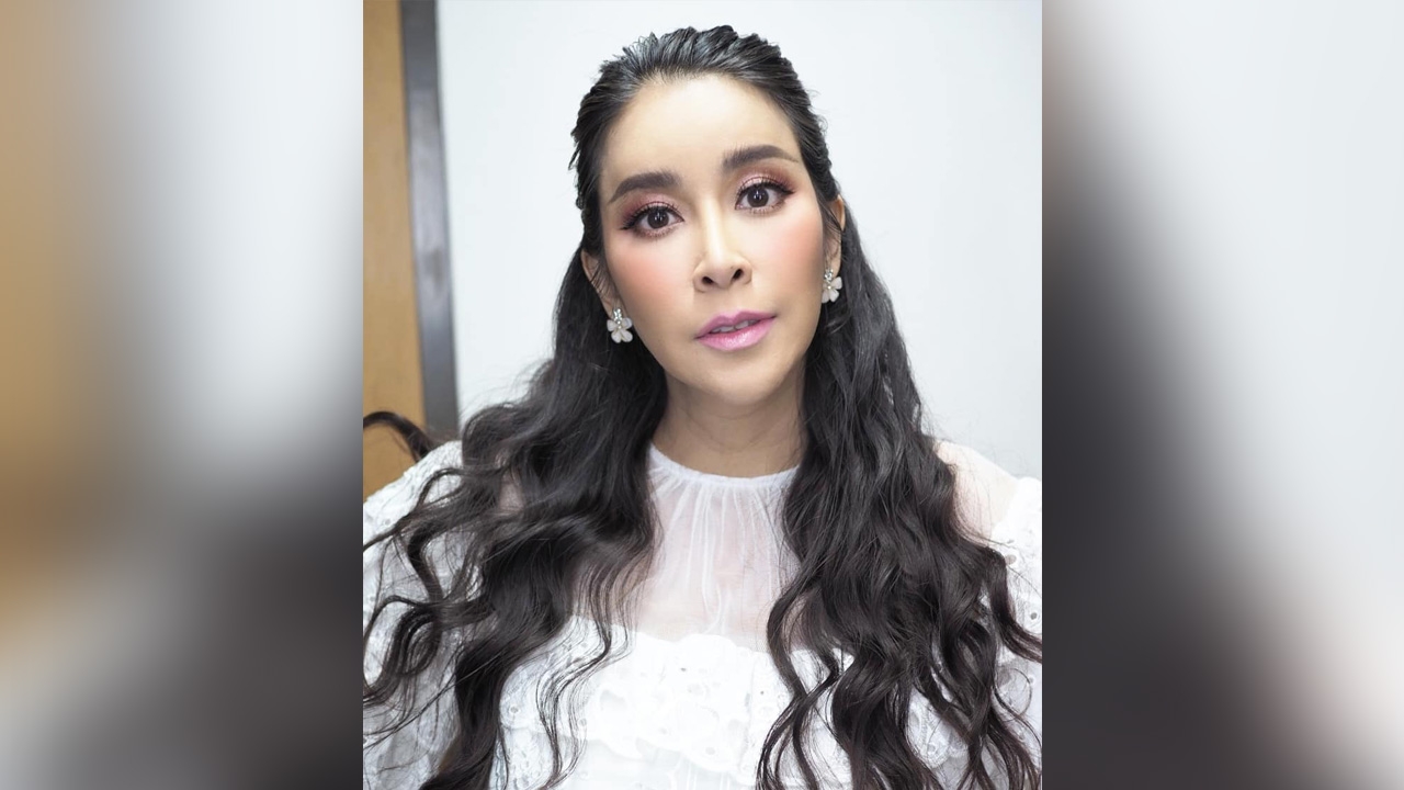 ใหม่ ฟาดกลับชาวเน็ตช่วยเลี้ยงลูก หลังถูกตำหนิไม่ควรจูบลูกน้อยวัยแบเบาะ (คลิป)