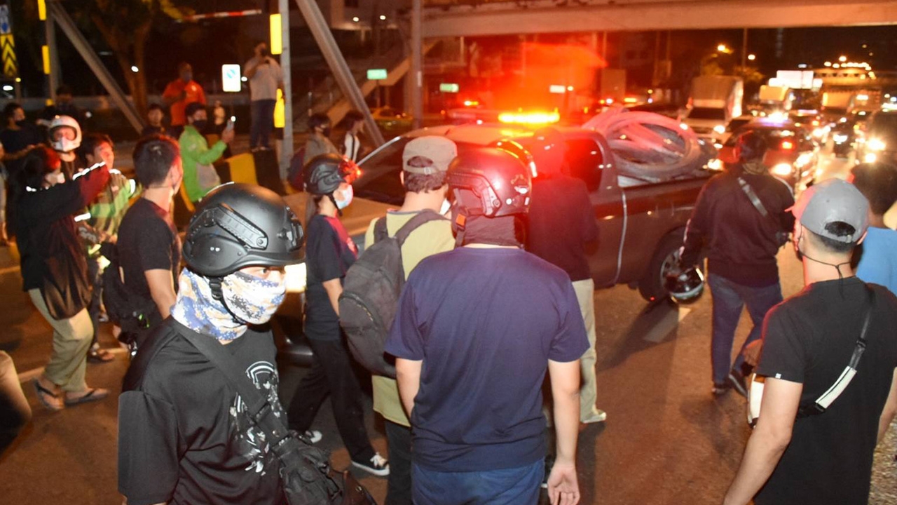 มวลชนรวมตัวที่ สน.พญาไท กดดันให้ปล่อยตัวกลุ่ม WeVo