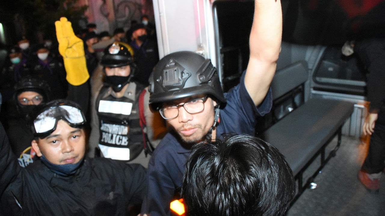 ตร.แจ้งข้อหา “โตโต้-การ์ด WeVo” มั่วสุม-ก่อความวุ่นวาย ก่อนปล่อยตัว