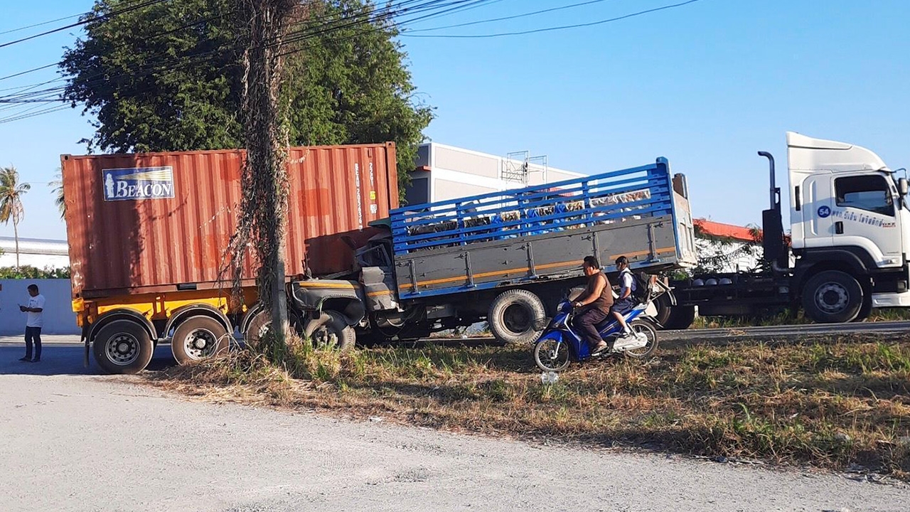 พ่วง 18 ล้อตัดหน้าสิบล้อชนยับคนขับดับคาที่ คาทางลงสะพานข้ามมอเตอร์เวย์