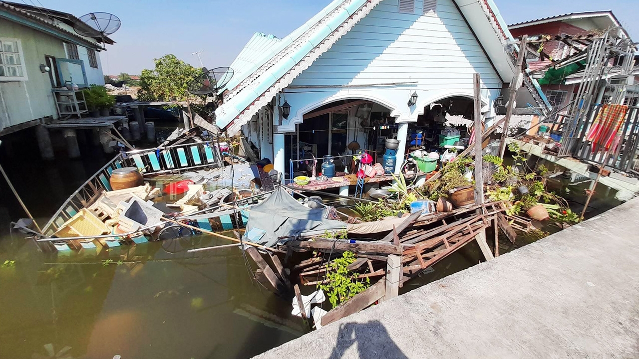 เจ้าของบ้านถล่มลงน้ำที่พระสมุทรเจดีย์ วอนคนถมดินรับผิดชอบค่าซ่อม