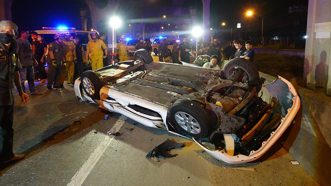 เก๋งซิ่งเสยแบริเออร์ ตกด่วนบูรพาวิถี หงายท้องล้อชี้ฟ้า คนขับดับคาซาก