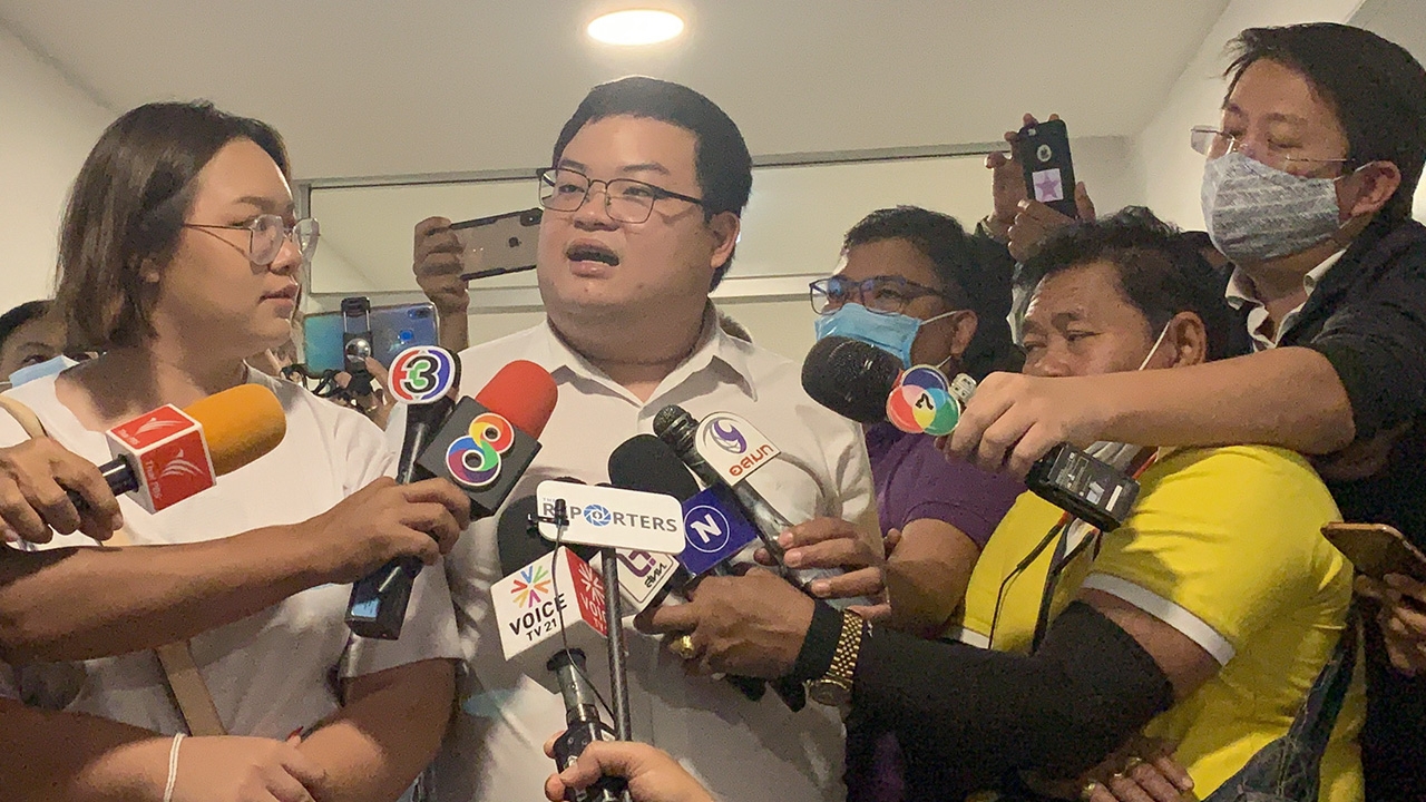 “เพนกวิน-รุ้ง” รับทราบข้อหา ม.112 ลั่นปีหน้าม็อบใหญ่เบิ้มกว่าเดิม