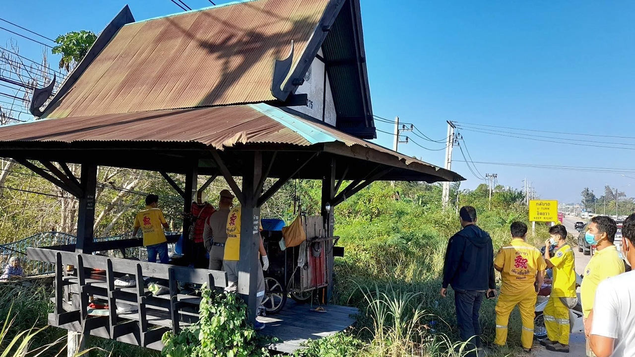 พบศพชายเร่ร่อนไม่ใส่เสื้อ ในศาลาริมทางที่ชลบุรี คาดนอนหนาวตาย