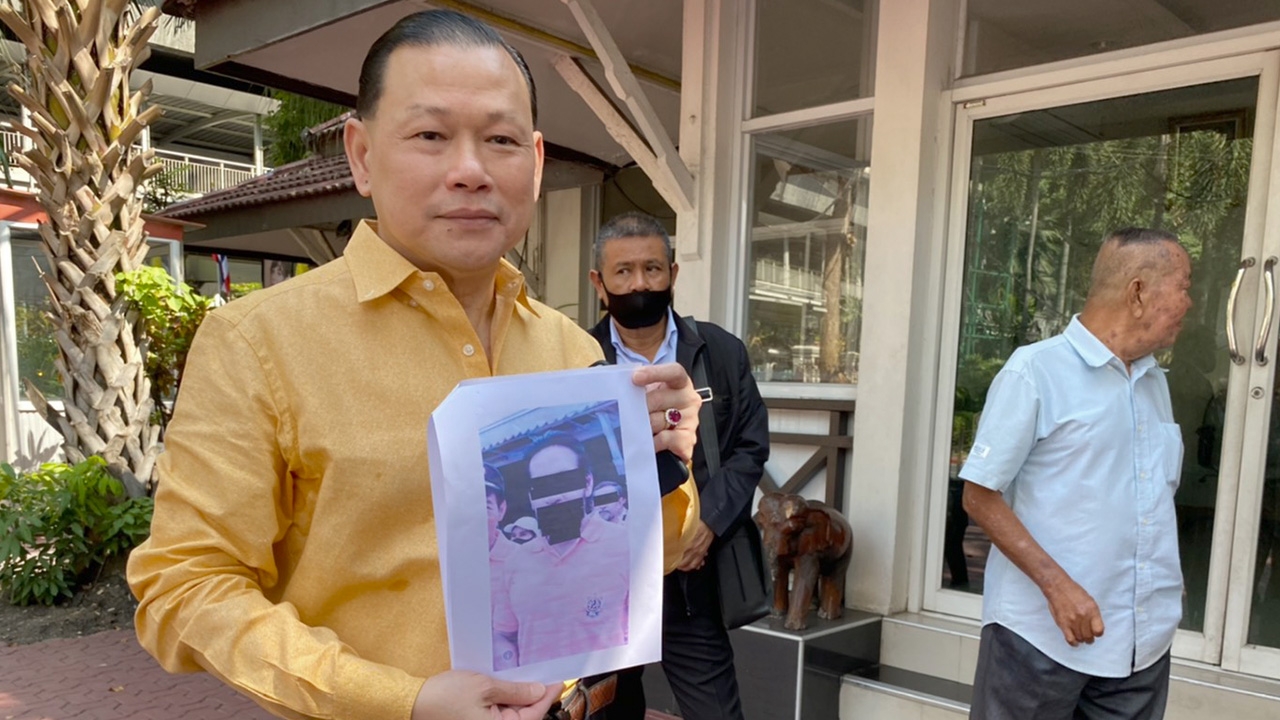 "สันธนะ" ร้อง ผบ.ตร. สอบดาราดัง เรียกเงินบริจาค ทำเสื้อ รพ.ศิริราช