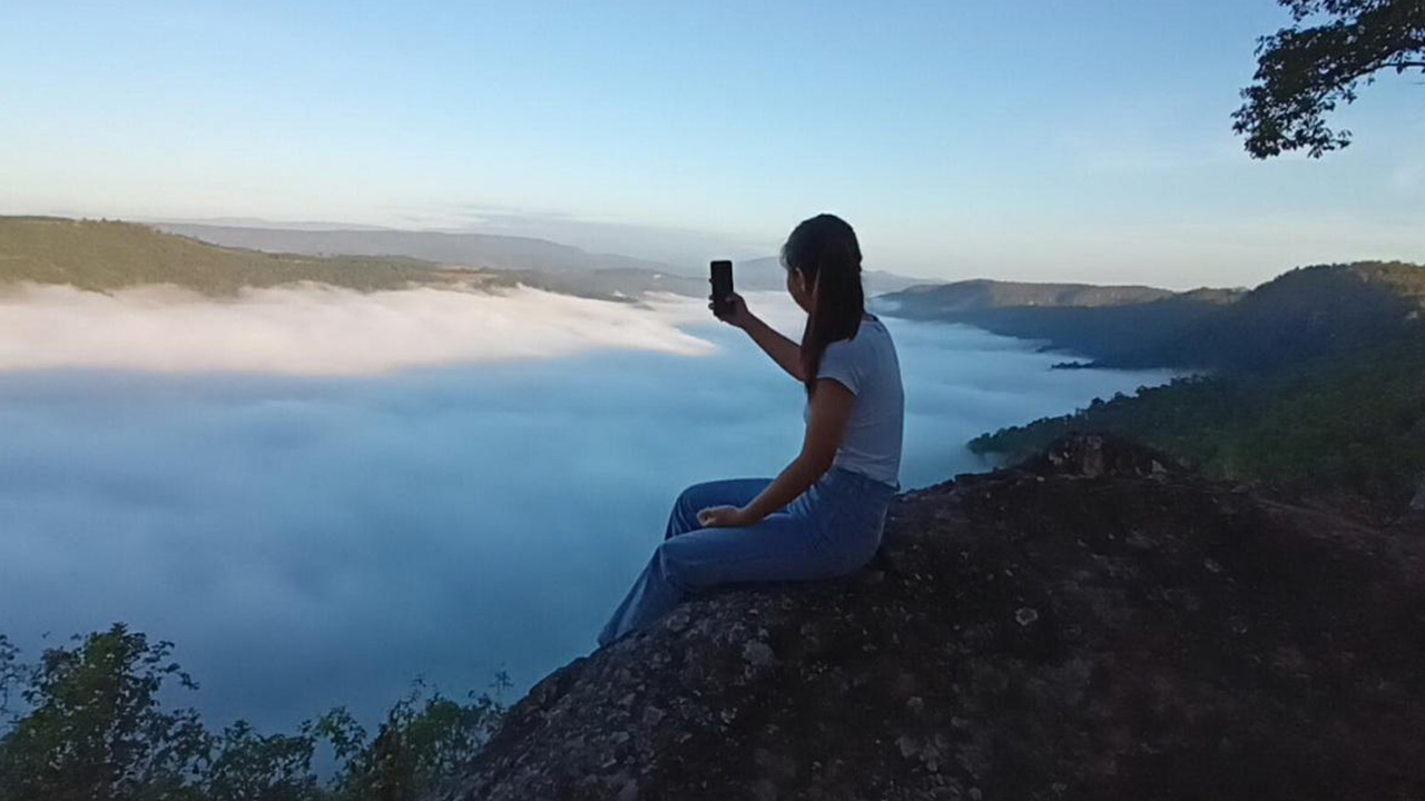 ทะเลหมอกขาวโพลนสุดลูกตา เชื่อมพรมแดนไทย-ลาว ที่ภูหินเซา (คลิป)