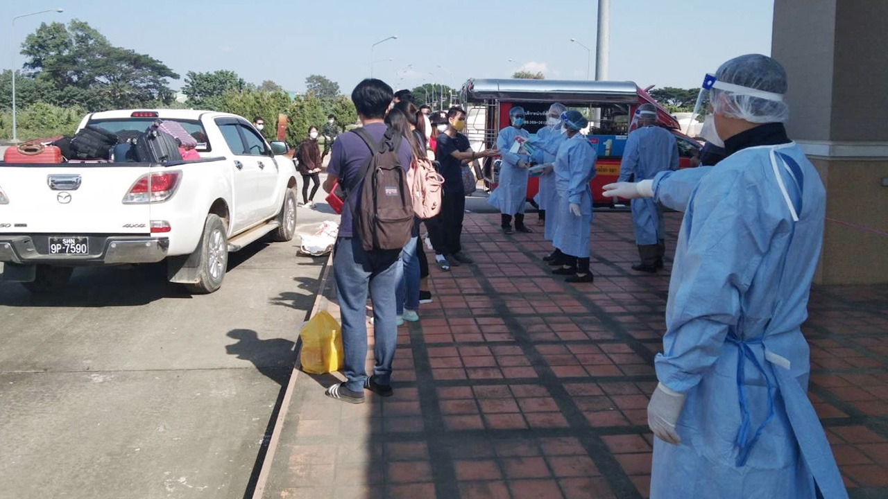 26 ชีวิตตกค้างท่าขี้เหล็ก กลับเข้าไทยแล้ว จนท.เชียงรายส่งกักตัวสกัดโควิด