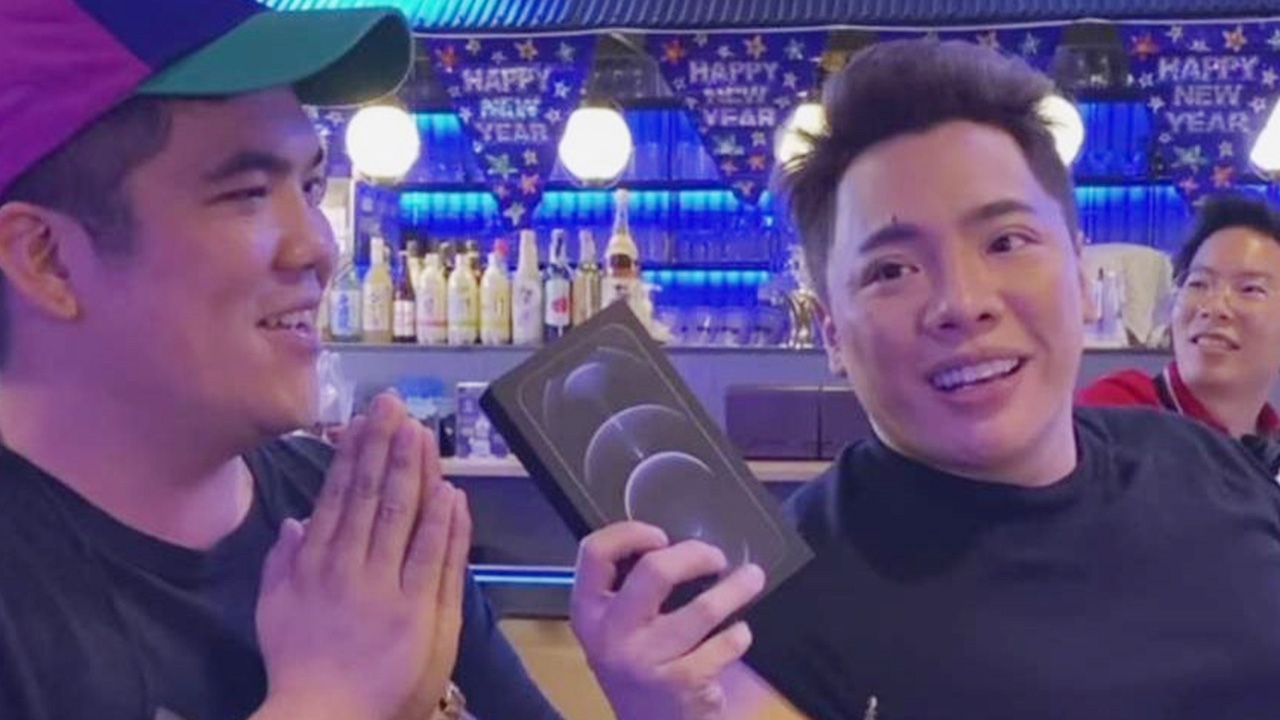 แจ๊ค แฟนฉัน ดีใจ มดดำ ให้ไอโฟน 12 เพื่อนดาราคอมเมนต์แซวเพียบ (คลิป)