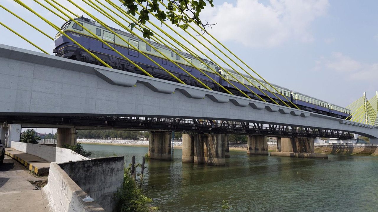 รฟท.เทคอนกรีตฐานเสาตอม่อ สะพานรถไฟข้ามแม่น้ำแม่กลอง แห่งใหม่ที่ราชบุรี