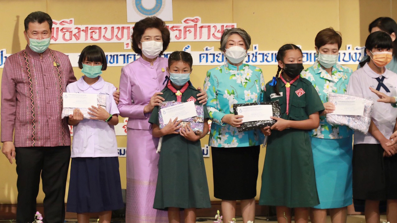 "พช.-สภาสตรีฯ" มอบทุนอุปการะเด็ก และทุนการศึกษา จ.เชียงใหม่