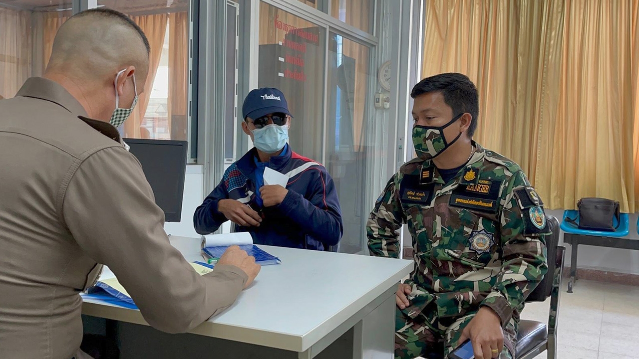 ตำรวจจอมทอง ปรับหนุ่มมือบอน 2 พัน เขียนบอกรักแฟนบนผาขึ้นดอยอินทนนท์ 