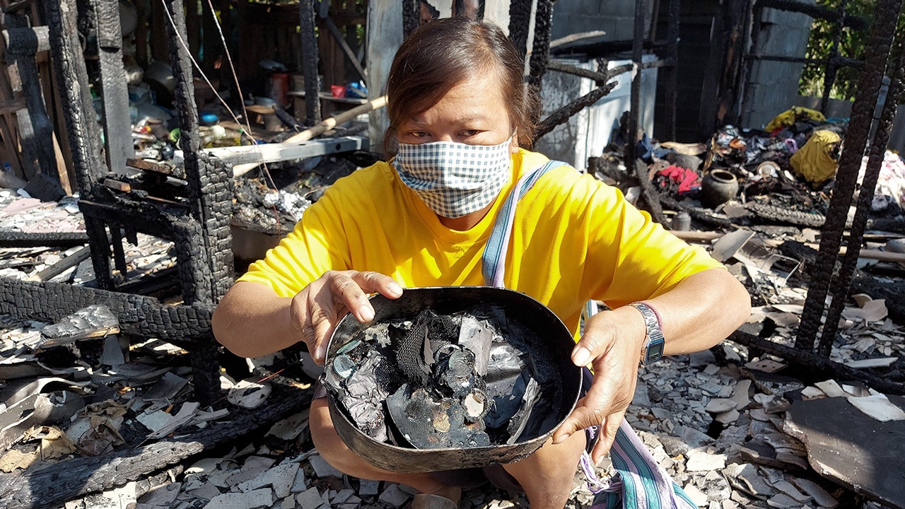 แม่ทรุด เก็บเงินไว้ 3 หมื่น ไฟไหม้บ้านวอดพร้อมความหวังได้บวชลูก