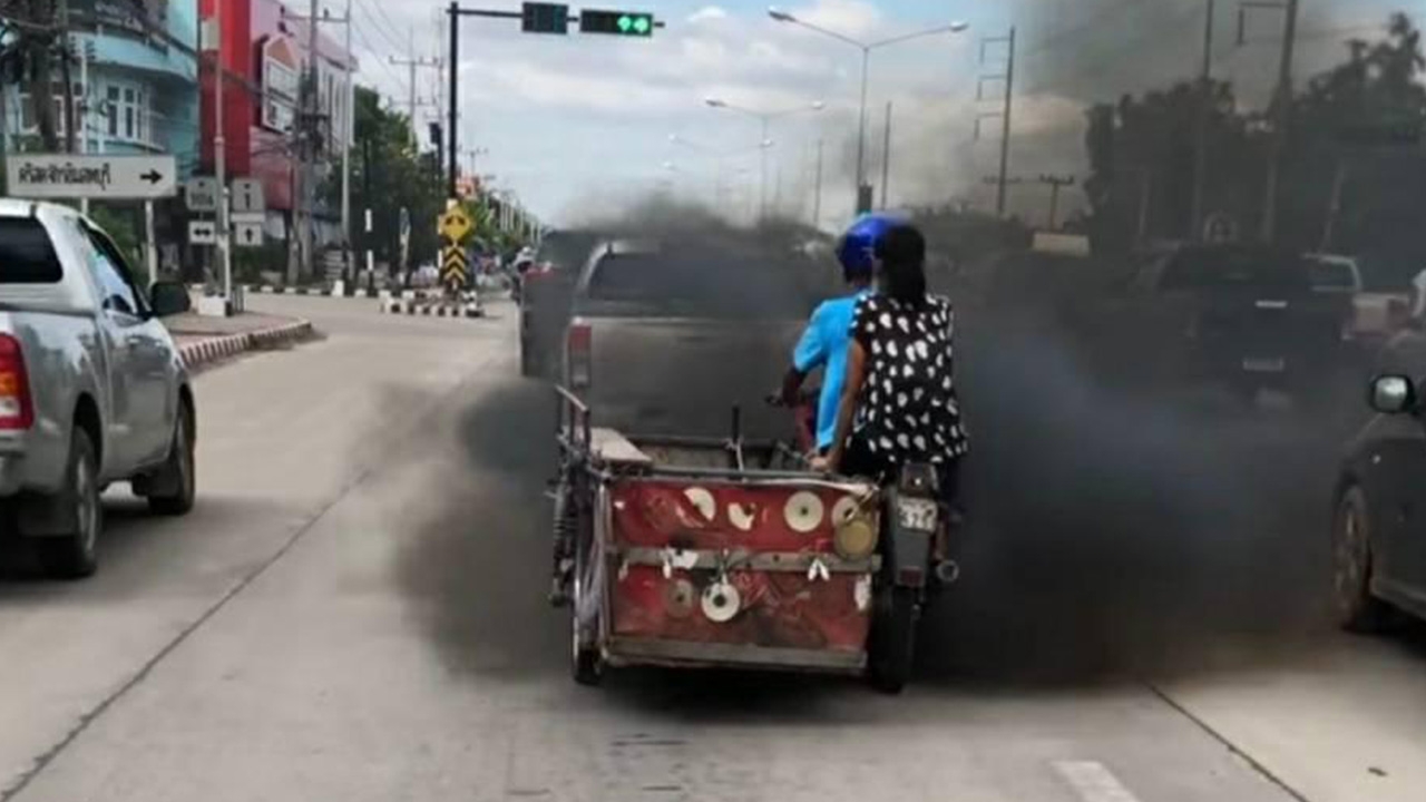 ตร.ลพบุรี ดำเนินคดี 3 กระบะเร่งเครื่องเบิร์นยางควันดำเต็มถนนสนั่นโซเชียล