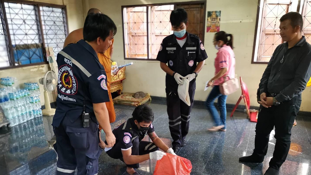งงกันทั้งกุฏิ หญิงสาวนำศพทารกที่แท้งมาวัดไตรสามัคคี บอกขอพระทำบุญให้ลูก