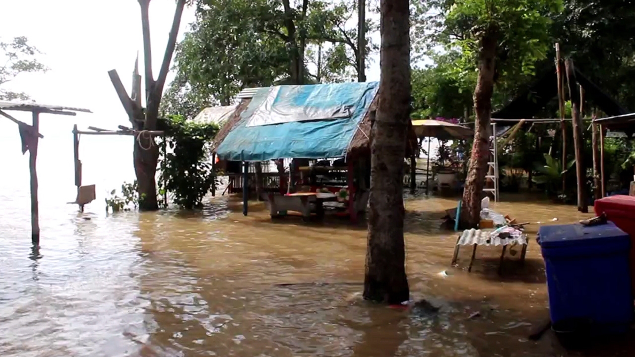 เขื่อนมูลบนน้ำล้นความจุ ทะลักท่วมที่หาดจอมทอง ไม่เหลือเค้าที่เที่ยวดัง