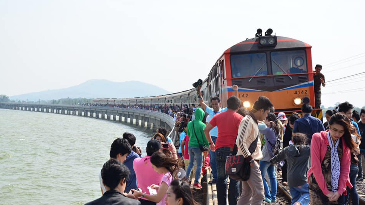 การรถไฟฯ จัดขบวนรถพิเศษนั่ง "รถไฟลอยน้ำ" นำเที่ยวเส้นทางเขื่อนป่าสักชลสิทธิ์