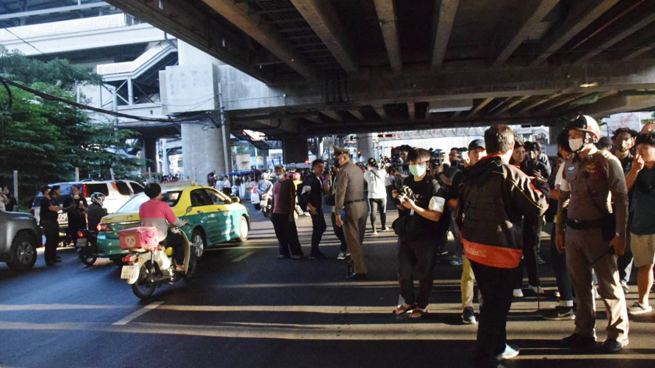 ปิดถนนจรัญฯ ฝั่งมุ่งหน้ารัชดา-ท่าพระ หวิดวุ่น ชายบุกเดี่ยวกลางม็อบป้องสถาบัน