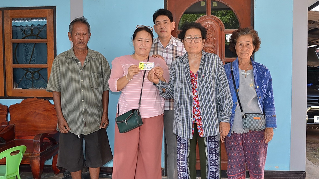 วิญญาณยายให้เลข แม่ค้าเร่ซื้อหวยตามฝัน ได้โชคก้อนใหญ่ 12 ล้านบาท