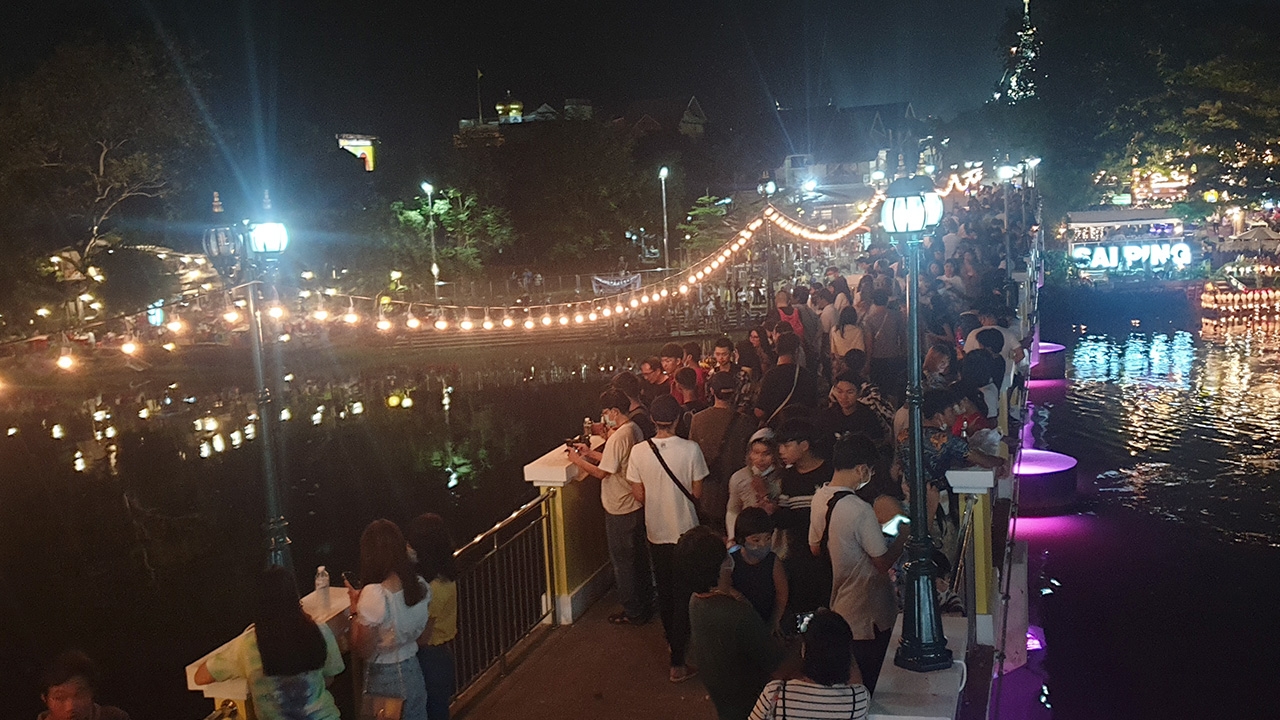 ลอยกระทงยี่เป็งเชียงใหม่คึกคัก คนแห่รอบคูเมืองร่วมจุดผางประทีป