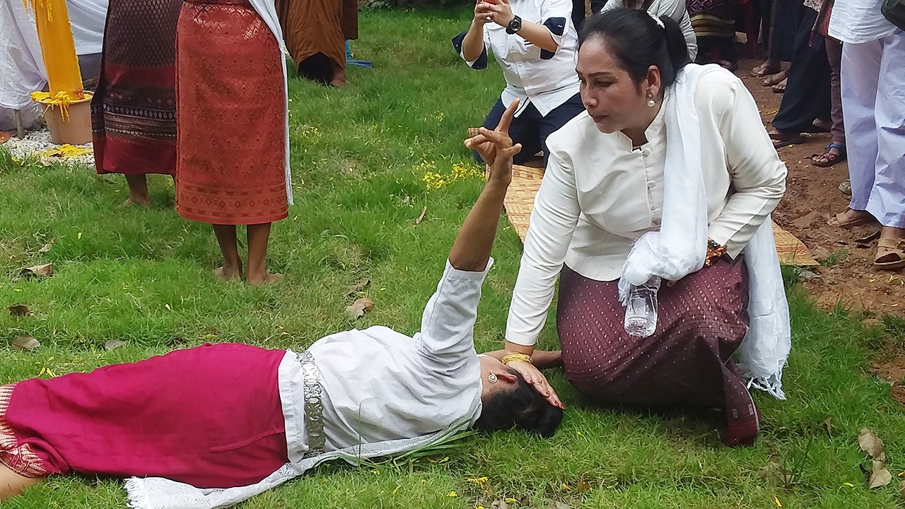 คอหวยลุกฮือ นางรำล้มลงชูหลายนิ้วคล้ายเลขเด็ด ในพิธีบวงสรวงปู่พญานาคราช